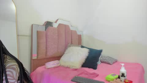 L O V E  online show from 01-25-25, 11:34