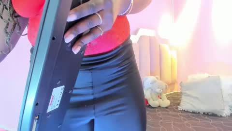 L O V E  online show from 11-23-25, 11:54