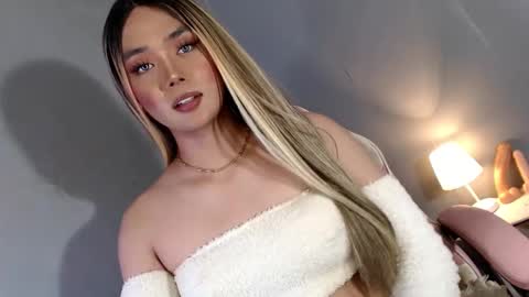 Snapshot of lovers_moon22 chatting on 01-06-25, 01:42 lovers moon22 online show from 01-06-25, 01:42