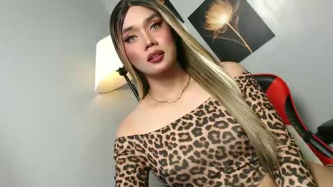 Snapshot of lovers_moon22 chatting on 11-04-25, 11:20 lovers moon22 online show from 11-04-25, 11:20