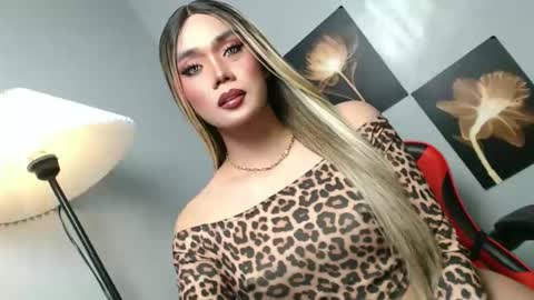 Snapshot of lovers_moon22 chatting on 11-25-25, 02:28 lovers moon22 online show from 11-25-25, 02:28