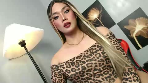 Snapshot of lovers_moon22 chatting on 01-15-26, 12:43 lovers moon22 online show from 01-15-26, 12:43