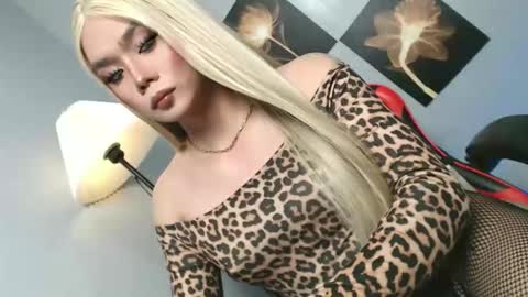 Snapshot of lovers_moon22 chatting on 05-13-26, 12:02 lovers moon22 online show from 05-13-26, 12:02