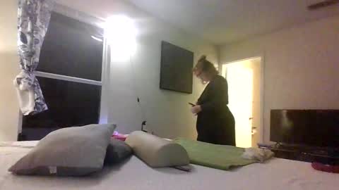 Snapshot of loveyourkittty chatting on 04-04-26, 01:26 StacyMaeWish online show from 04-04-26, 01:26