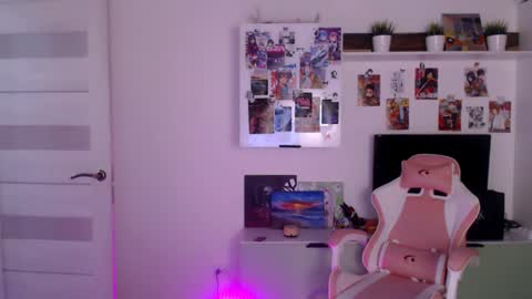 Snapshot of lower_angel chatting on 01-16-25, 01:27 Loly online show from 01-16-25, 01:27