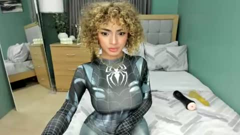 Snapshot of lowla_19 chatting on 06-20-26, 02:47 Candice online show from 06-20-26, 02:47