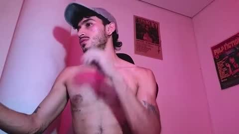 Snapshot of luan_goon chatting on 12-15-25, 10:47 online show from 12-15-25, 10:47