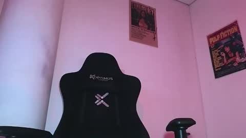 Snapshot of luan_goon chatting on 12-16-25, 11:26 online show from 12-16-25, 11:26