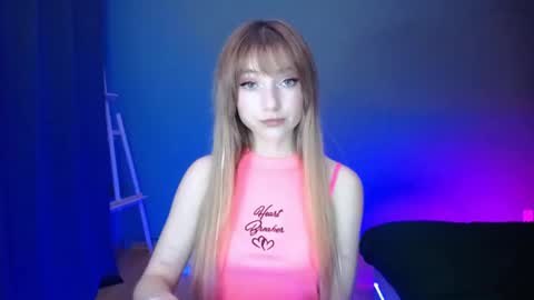 Snapshot of luciacam20 chatting on 03-12-25, 08:10 Lucy online show from 03-12-25, 08:10