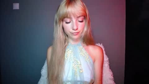 Snapshot of luciacam20 chatting on 09-09-25, 06:24 Lucy online show from 09-09-25, 06:24