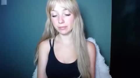 Snapshot of luciacam20 chatting on 09-11-25, 02:39 Lucy online show from 09-11-25, 02:39