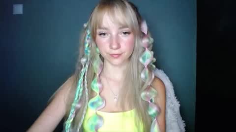 Snapshot of luciacam20 chatting on 09-12-25, 07:58 Lucy online show from 09-12-25, 07:58