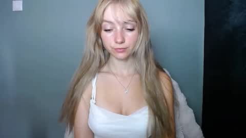 Snapshot of luciacam20 chatting on 09-13-25, 08:03 Lucy online show from 09-13-25, 08:03