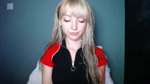 Snapshot of luciacam20 chatting on 09-14-25, 09:03 Lucy online show from 09-14-25, 09:03