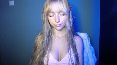 Snapshot of luciacam20 chatting on 09-22-25, 01:35 Lucy online show from 09-22-25, 01:35