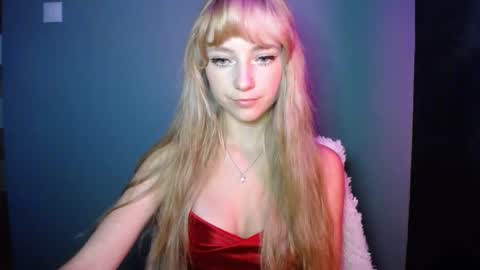 Snapshot of luciacam20 chatting on 09-24-25, 06:06 Lucy online show from 09-24-25, 06:06