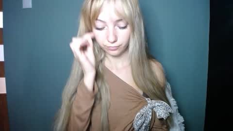 Snapshot of luciacam20 chatting on 09-25-25, 07:34 Lucy online show from 09-25-25, 07:34