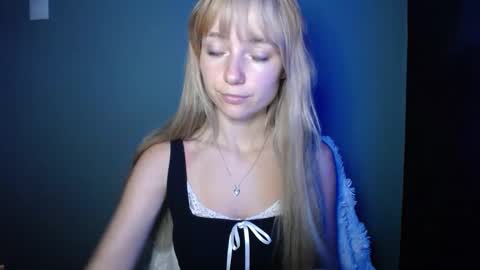 Snapshot of luciacam20 chatting on 09-26-25, 07:56 Lucy online show from 09-26-25, 07:56