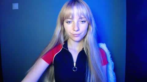 Snapshot of luciacam20 chatting on 09-27-25, 08:58 Lucy online show from 09-27-25, 08:58