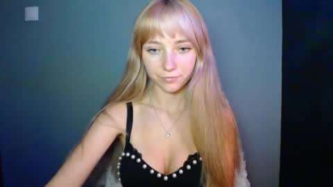 Snapshot of luciacam20 chatting on 09-28-25, 06:24 Lucy online show from 09-28-25, 06:24