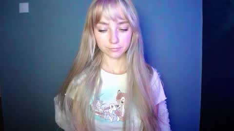 Snapshot of luciacam20 chatting on 09-29-25, 06:29 Lucy online show from 09-29-25, 06:29