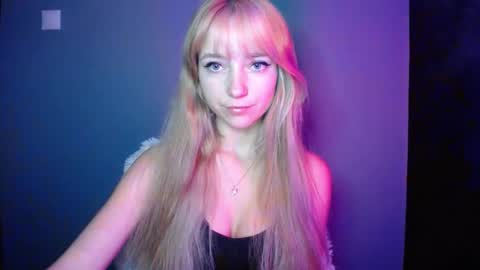 Snapshot of luciacam20 chatting on 10-04-25, 06:00 Lucy online show from 10-04-25, 06:00