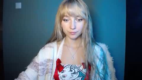 Snapshot of luciacam20 chatting on 10-04-25, 06:28 Lucy online show from 10-04-25, 06:28