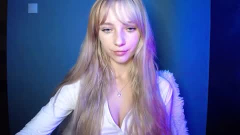 Snapshot of luciacam20 chatting on 10-08-25, 07:00 Lucy online show from 10-08-25, 07:00