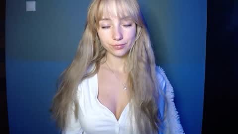 Snapshot of luciacam20 chatting on 10-11-25, 05:28 Lucy online show from 10-11-25, 05:28