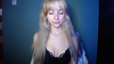 Snapshot of luciacam20 chatting on 10-12-25, 06:56 Lucy online show from 10-12-25, 06:56