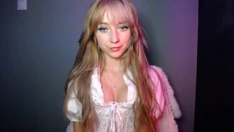 Snapshot of luciacam20 chatting on 10-14-25, 06:31 Lucy online show from 10-14-25, 06:31