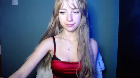 Snapshot of luciacam20 chatting on 10-17-25, 12:30 Lucy online show from 10-17-25, 12:30