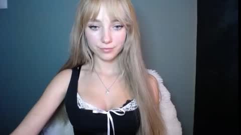 Snapshot of luciacam20 chatting on 10-29-25, 08:43 Lucy online show from 10-29-25, 08:43