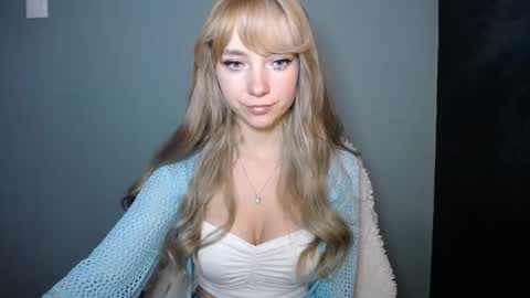 Snapshot of luciacam20 chatting on 10-31-25, 07:42 Lucy online show from 10-31-25, 07:42