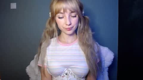 Snapshot of luciacam20 chatting on 11-05-25, 07:30 Lucy online show from 11-05-25, 07:30