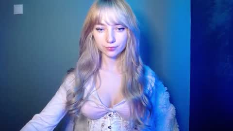 Snapshot of luciacam20 chatting on 11-09-25, 08:01 Lucy online show from 11-09-25, 08:01