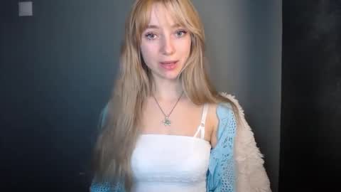 Snapshot of luciacam20 chatting on 11-12-25, 07:35 Lucy online show from 11-12-25, 07:35