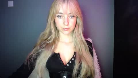 Snapshot of luciacam20 chatting on 11-13-25, 07:40 Lucy online show from 11-13-25, 07:40