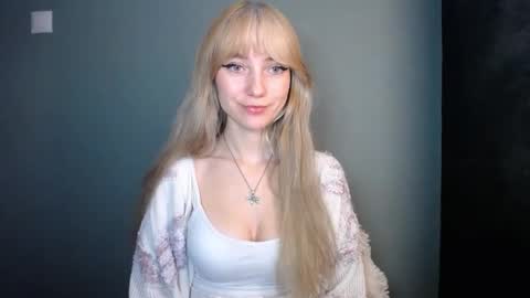 Snapshot of luciacam20 chatting on 11-18-25, 07:40 Lucy online show from 11-18-25, 07:40