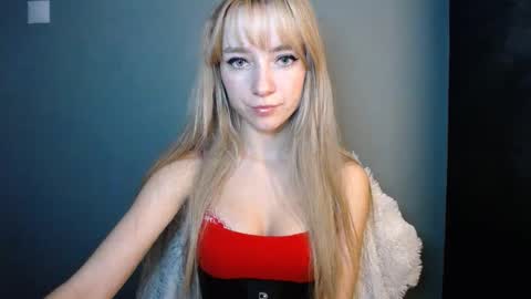 Snapshot of luciacam20 chatting on 11-21-25, 01:32 Lucy online show from 11-21-25, 01:32