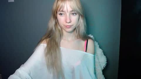 Snapshot of luciacam20 chatting on 11-22-25, 08:02 Lucy online show from 11-22-25, 08:02