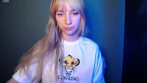 Snapshot of luciacam20 chatting on 11-22-25, 09:03 Lucy online show from 11-22-25, 09:03