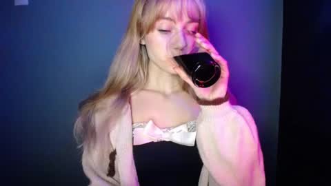 Snapshot of luciacam20 chatting on 12-02-25, 01:28 Lucy online show from 12-02-25, 01:28