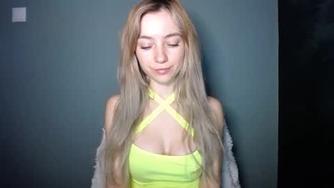 Snapshot of luciacam20 chatting on 12-15-25, 01:26 Lucy online show from 12-15-25, 01:26