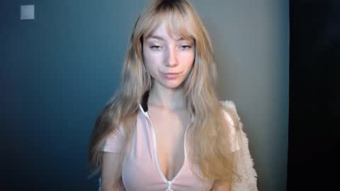 Snapshot of luciacam20 chatting on 12-16-25, 01:27 Lucy online show from 12-16-25, 01:27