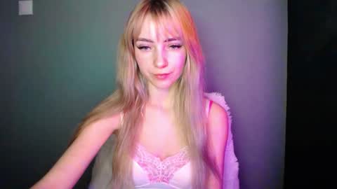 Snapshot of luciacam20 chatting on 12-22-25, 07:49 Lucy online show from 12-22-25, 07:49