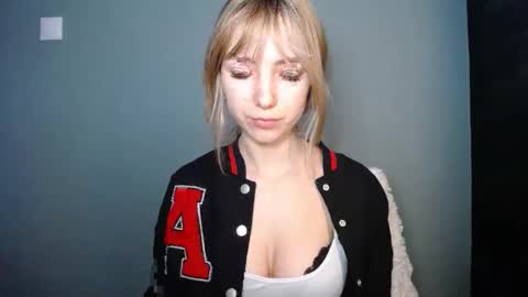 Snapshot of luciacam20 chatting on 02-12-26, 07:47 Lucy online show from 02-12-26, 07:47