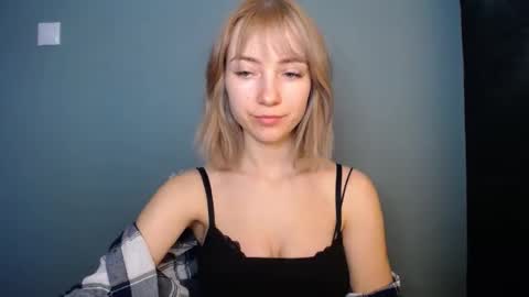 Snapshot of luciacam20 chatting on 02-15-26, 01:20 Lucy online show from 02-15-26, 01:20