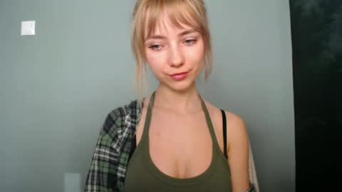 Snapshot of luciacam20 chatting on 03-12-26, 08:09 Lucy online show from 03-12-26, 08:09