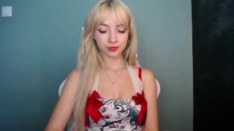 Snapshot of luciacam20 chatting on 06-04-26, 12:11 Lucy online show from 06-04-26, 12:11